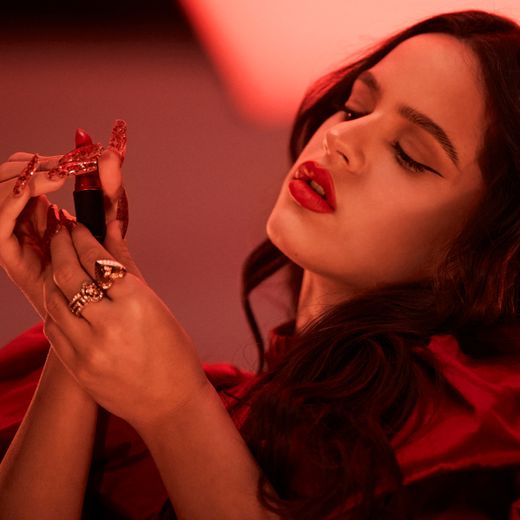 La chanteuse Rosalía est partenaire de M.A.C Cosmetics pour la bonne cause.
