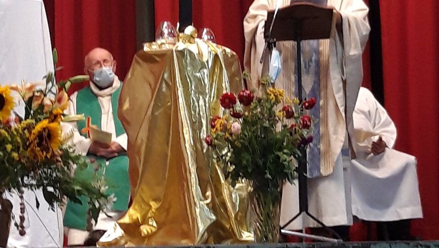 Le père Patrick Tourolle lors de la célébration de sa dernière  messe à la salle des fêtes du bourg.