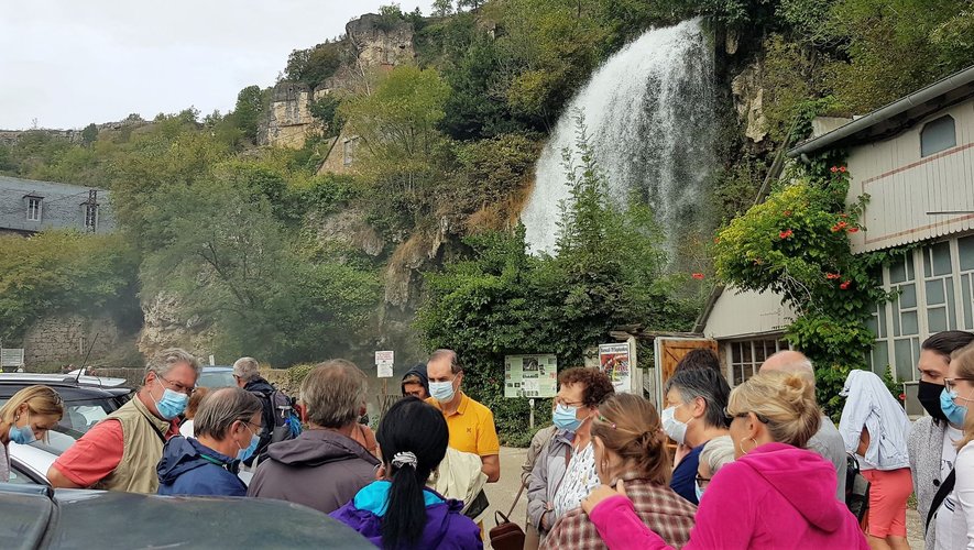Le groupe de visiteurs devant la cascade qui coulait ce jour-là.