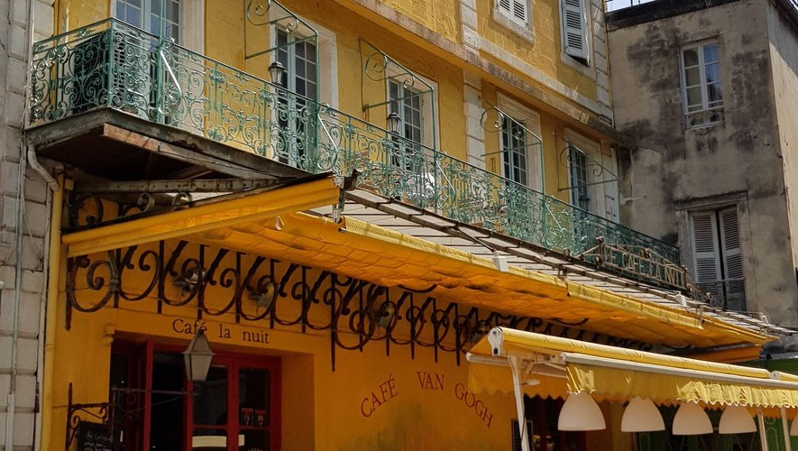 Sur la place du Forum à Arles, le café Van Gogh qui s'intitulait "La Terrasse" a inspiré la célèbre huile sur toile de Vincent Van Gogh en 1888