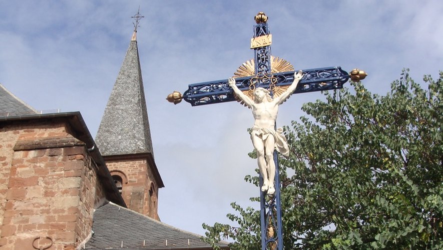 La Croix de la Passion, voisine désormais avec le clocher.