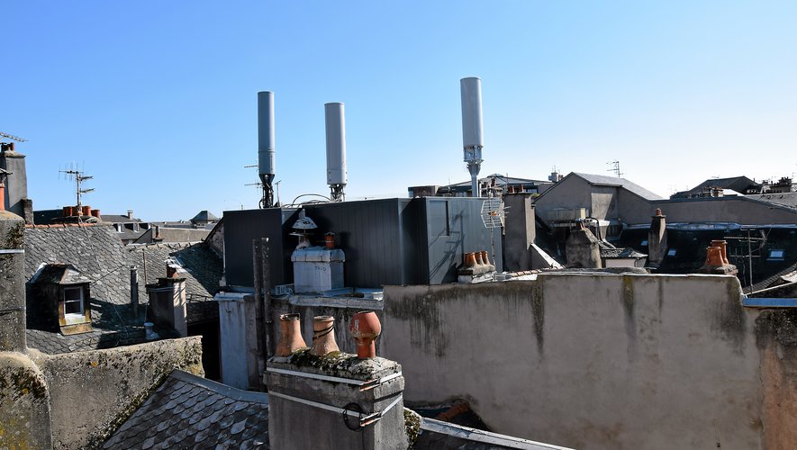 Trois antennes, pour quatre opérateurs, sont installées sur un toit de la rue Neuve.