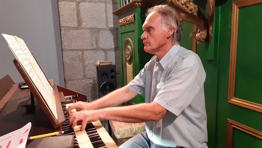 Franck Besingrand jouant de l’orgue  à l’église d’Entraygues.