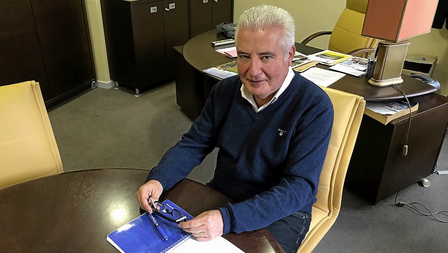 Jean-Claude Anglars à son bureau au conseil départemental, devant le petit cahier où il a noté durant sa campagne, les attentes de plus de 270 élus du département.