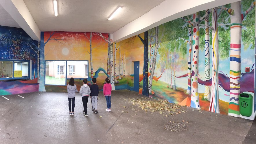 La fresque murale réalisée par les écoliers ne fait pas moins de 100 m2.
