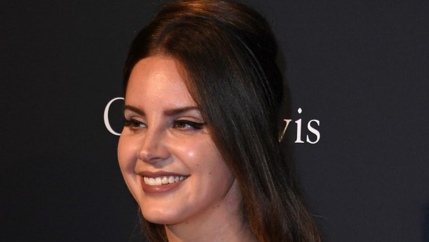 La chanteuse américaine Lana Del Rey entre à la deuxième place du classement Fnac avec le "spoken word" album, "Violet Bent Backwards Over the Grass".