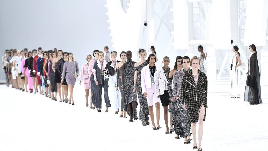 Chanel a dévoilé sa collection printemps-été 2020 lors de la Fashion Week de Paris, le 6 octobre 2020
