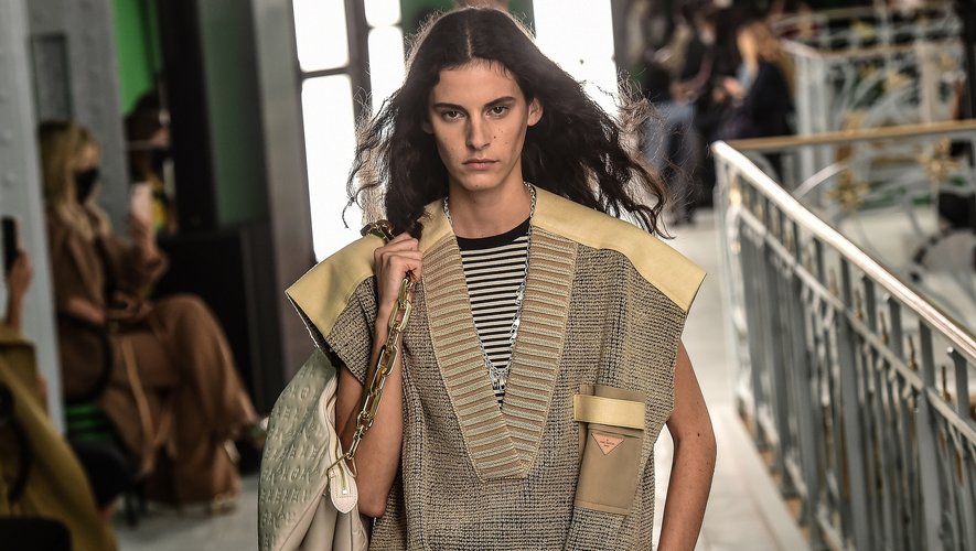 Louis Vuitton a clos mardi la semaine du prêt-à-porter féminin à Paris avec une collection qui efface les frontières entre masculin et féminin.