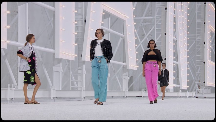 Paris Modes Insider revient sur le défilé de la maison Chanel, présenté dans le cadre de la Fashion Week de Paris.