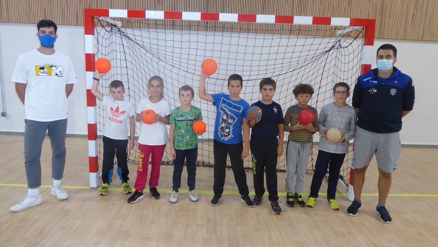 Encadrés par Thomas et Joris, les enfants s’initientau handball.