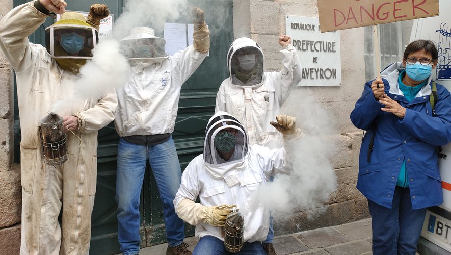 Des apiculteurs ont manifesté leur opposition devant la préfecture, le 1er octobre.