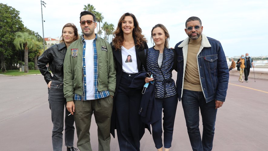 (De G) Celine Sallette, Jonathan Cohen, Doria Tillier, Camille Chamoux et Youssef Hajdi arrivent pour la projection de "La Flamme "à Canneseries.