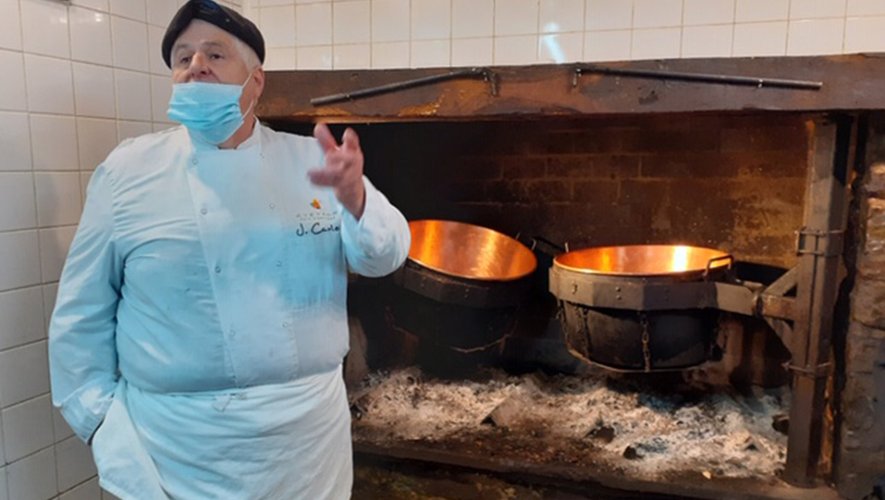 Carlou, restaurateur à Monteil, montre avec fierté les cuivres dans lesquels il cuisine toujours