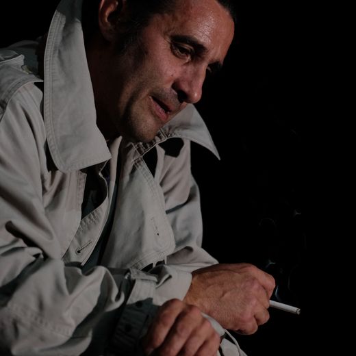 Grégory Nardella dans la rôle de l’inspecteur et dans celui de la mère de la victime.