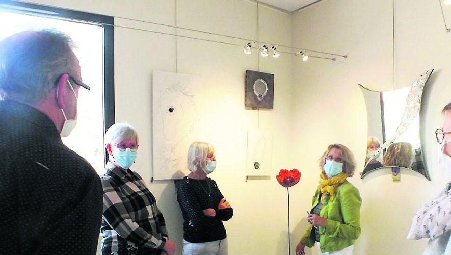 Invitée par l’association Olt’His, Françoise Vantaux (près du coquelicot géant) expose ses créations uniques à l’espace culturel.