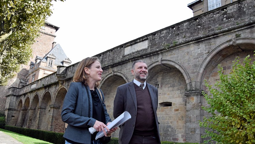 Sarah Vidal et Arnaud Combet, conseillers départementaux  de Rodez, devant le palais épiscopal.