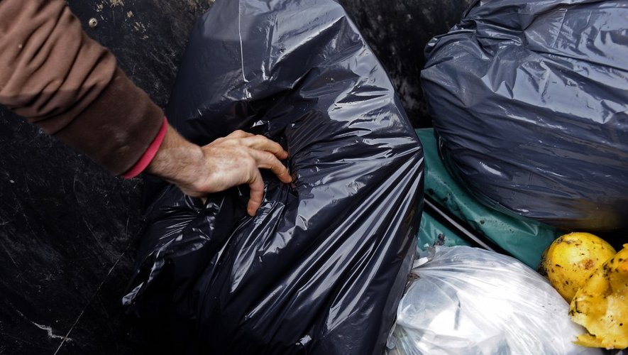Afin de lutter contre le gaspillage alimentaire, les freegan s'organisent pour récupérer les déchets jetés le soir dans les poubelles des supermarchés.