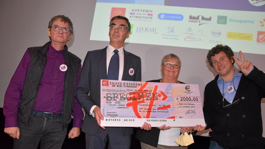 Les représentants des Restos, accompagnés de Romain Colucci (à droite) ont reçu un chèque de 2000 euros.