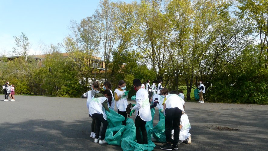 De retour au collège, tous les petits groupes constitués ont trié puis pesé leur collecte de déchets.
