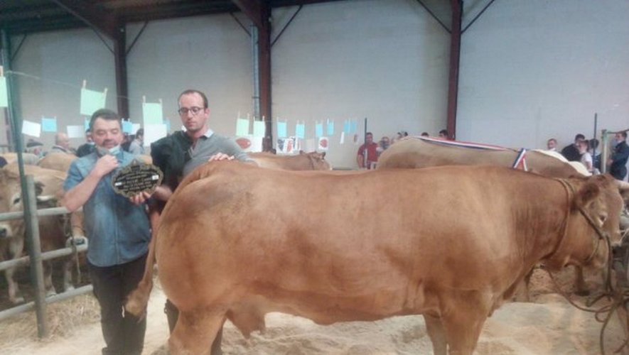 Bernard Grialou et Damien Biron avec la meilleure vache du concours.