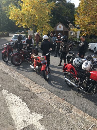 Des vieilles motos venues de toute la France.