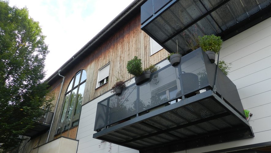Un balcon avec de la végétation donne un aspect agréable à la résidence.