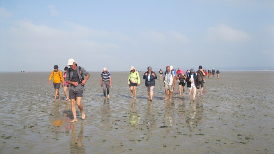 La traversée des grèves à marée basse en marchant pieds nus sur le sable mouillé, rendu possible par le temps magnifique