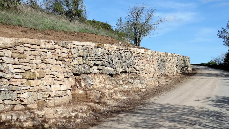 Le mur en pierres sèches de Peyre Levade rénové.