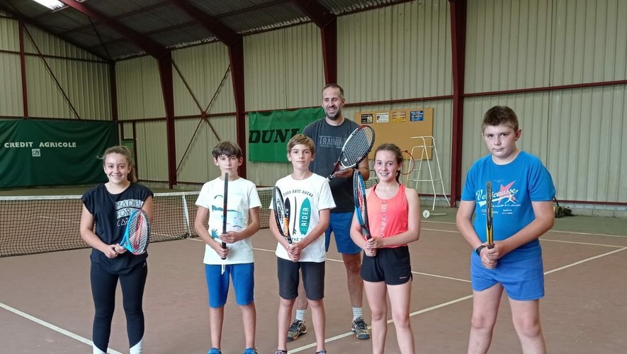 Maxime Rous entraîne les jeunes tous les mercredis au tennis club.