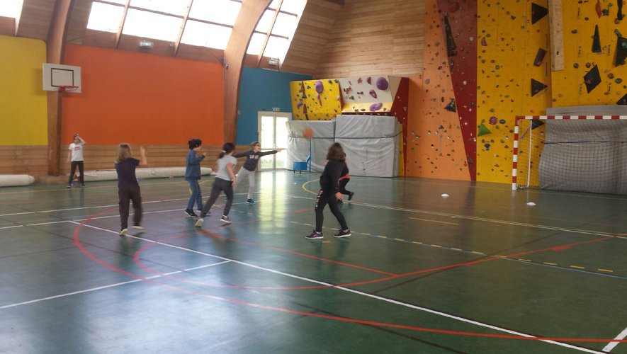 Initiation au basket grâce à Romain et au club des Serènes à l’école Jean -Lafon.