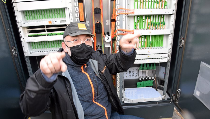 Un technicien de l’opérateur Orange devant une installation sur la Cantaranne où les entreprises font appel à la fibre.