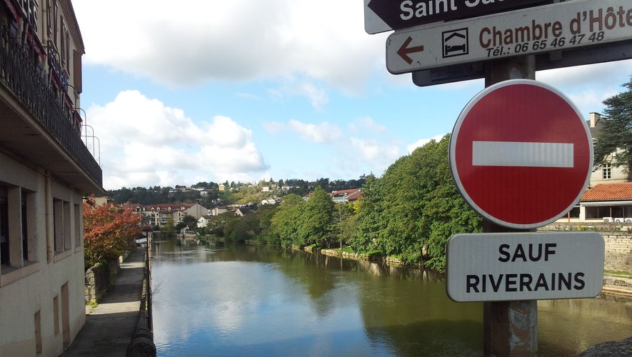 Plusieurs panneaux de signalisation routière  ont été installés à la demande des habitants du quartier