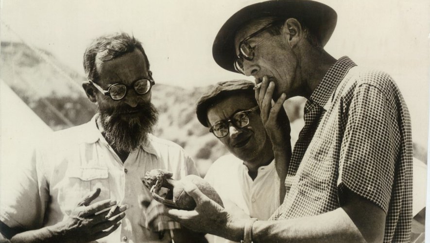 Roland de Vaux (à gauche) a dirigé l’équipe catholique ayant travaillé sur les manuscrits de la mer Morte. Ici avec J. T. Milik et Gerald Lankester Harding. DR