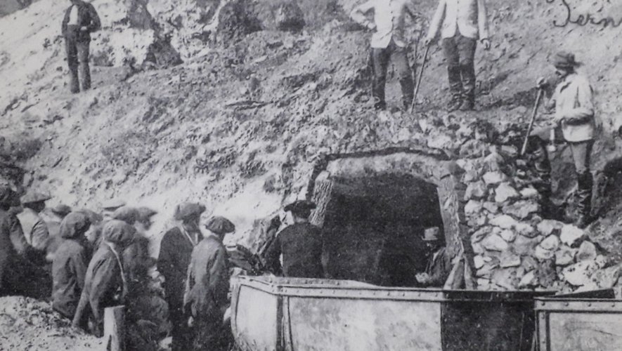 Entrée de la mine du Parc, à Cransac, en 1904. Les agents de maîtrise sont situés au-dessus, reconnaissables à leurs longs pics.