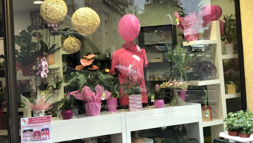 La devanture du magasin avec la vitrine consacrée à "Octobre rose" place Jean-Jaurès.