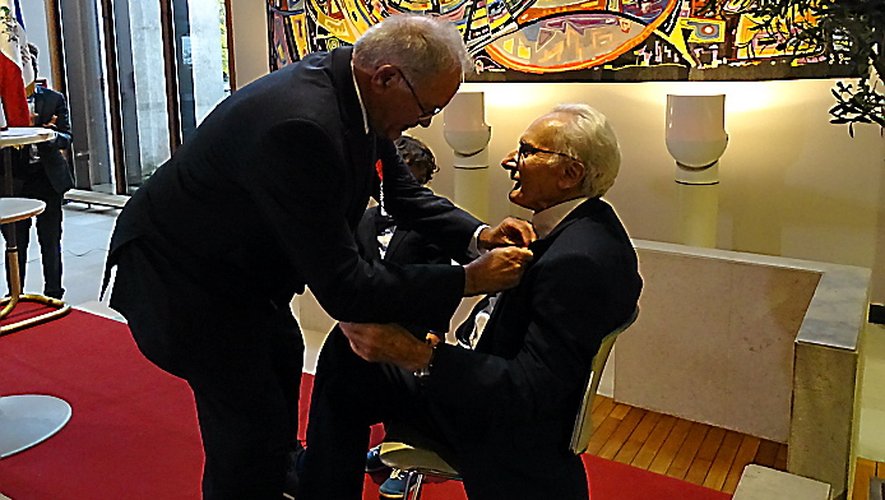 Claude Chégut a reçu la Légion d'honneur des mains de Jacques Godfrain, en 2017.