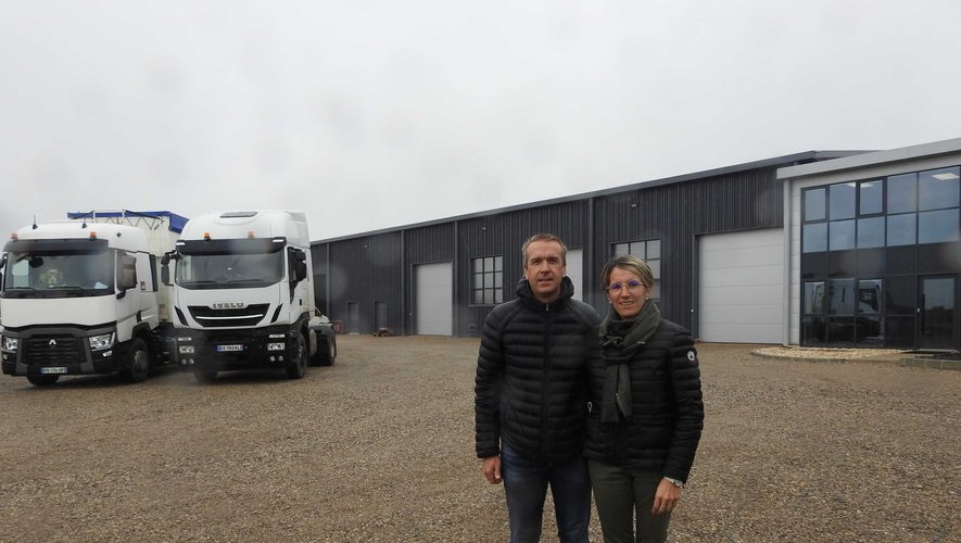 Julien et Aurélie Privat devant le nouveau siège d’Armadoc.