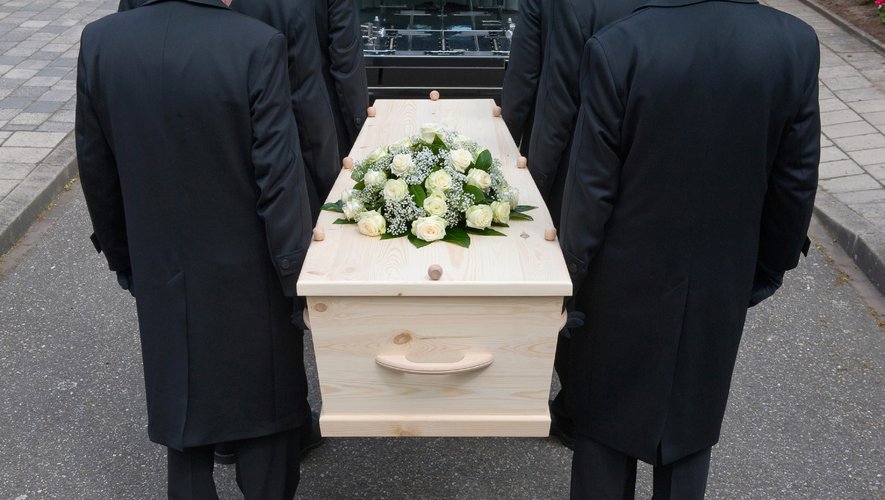 La musique aux funérailles est désormais une pratique courante, des corbillards équipés d'enceintes au cimetière jusqu'aux interprètes en live au crématorium.
