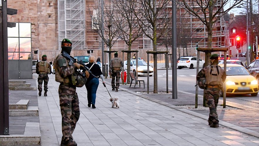 Comme ici à Rodez, des légionnaires patrouillent dans les rues.