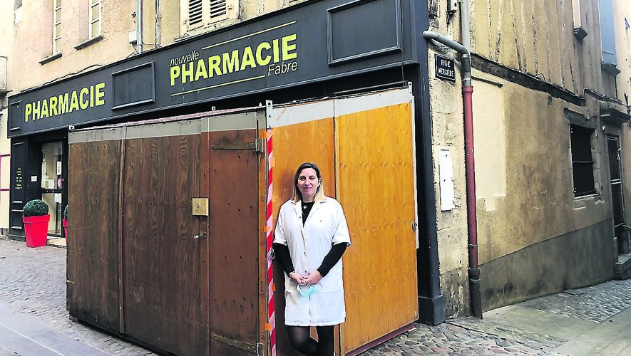 Cécile Carnus, responsable de la pharmacie éponyme, devant la cabane où se réaliseront les tests antigéniques./Photo MCB
