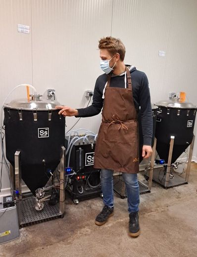 Avec aisance et évidence, Michaël explique le processus de fermentation, devant ses cuves.