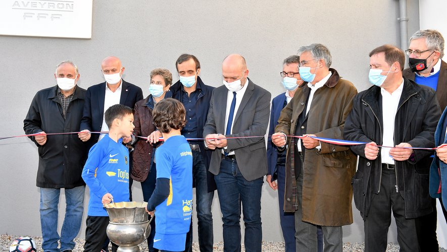 Arnaud Delpal (au centre), en octobre lors de l'inauguration de la toute nouvelle maison des footballeurs aveyronnais, un projet phare mené à bien lors de sa mandature en cours.
