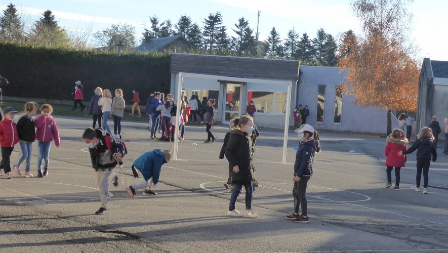 Les élèves d’élémentaire de l’école Jean-Boudou lundi dernier avant la rentrée dans la cour de récréation.