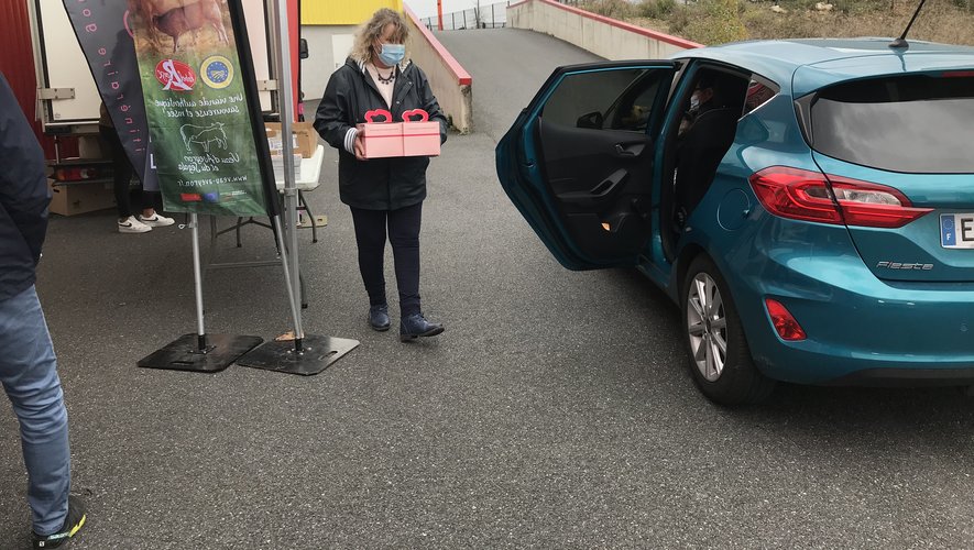 La distribution des box gourmandes s’est faite dans le plus grand respect des mesures sanitaires, hier lors d’un drive sur le parking de Café Ruthéna, à Bel Air.