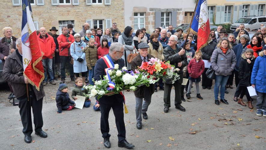 Michel Mazars gerbe de fleurs en main, président de la Fnaca, sous le regard du maire, le 11 novembre 2019.