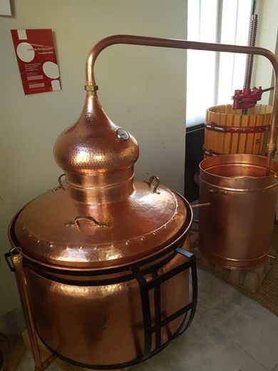 L’alambic que veut acquérir  la coopérative de distillation.