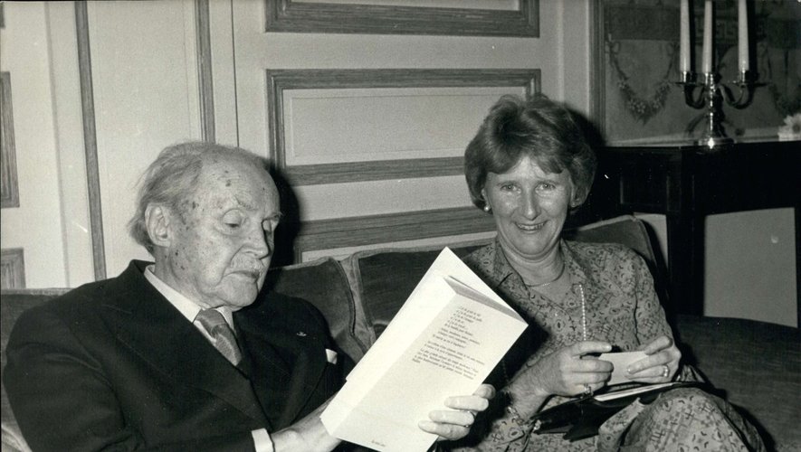 Maurice Genevoix, ici en 1979, aux côtés d'Antonine Maillet, lauréats du Prix Goncourt.