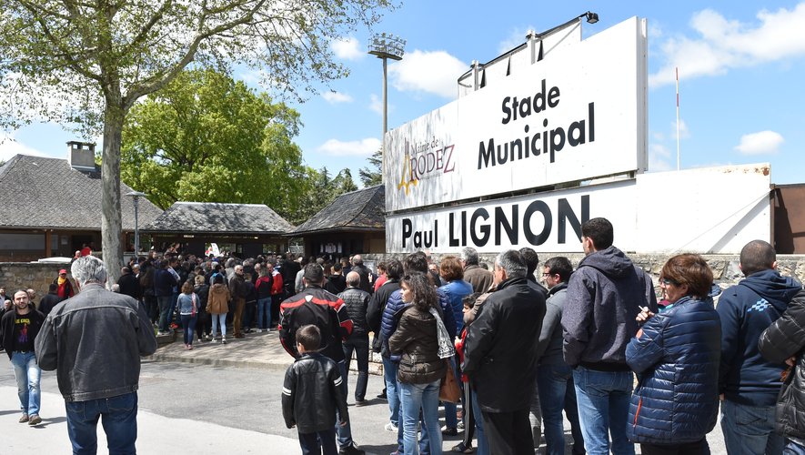 Des files d’attente devant les billetteries des stades – ici celui de Rodez –, une image du "bon vieux temps".