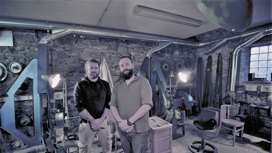 Dans l’atelier relancé en 1997 dans un des plus beaux villages de France, Mathieu et Guillaume font revivre une histoire vieille de huit siècles.