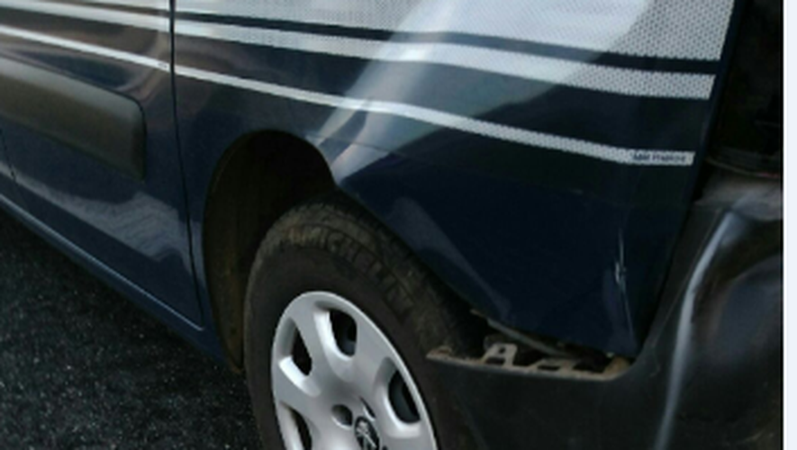 L'arrière du véhicule des gendarmes a été embouti par le fuyard.